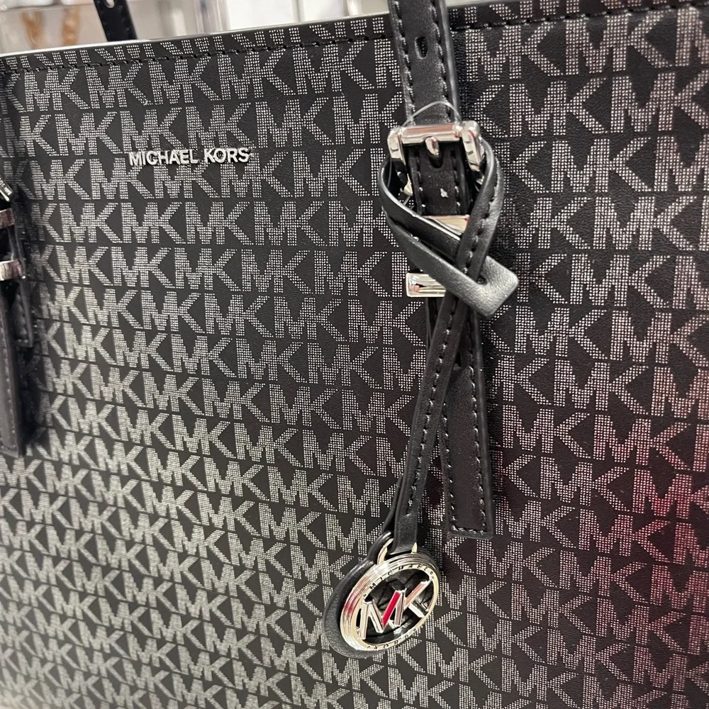 MICHAEL KORS Quinn Large EW Top Zip Metallic Signature Logo Tote Bag
Black 
NWT - Picture 6 of 16